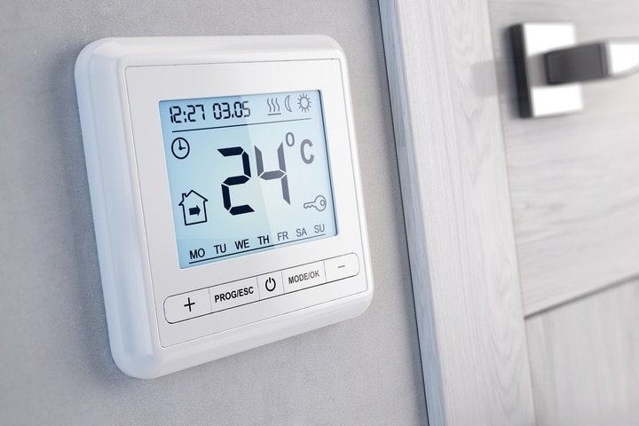 https://climateexperts.ca/wp-content/uploads/2019/12/The-thermostat-is-not-working-because-of-its-location-in-the-building.jpg