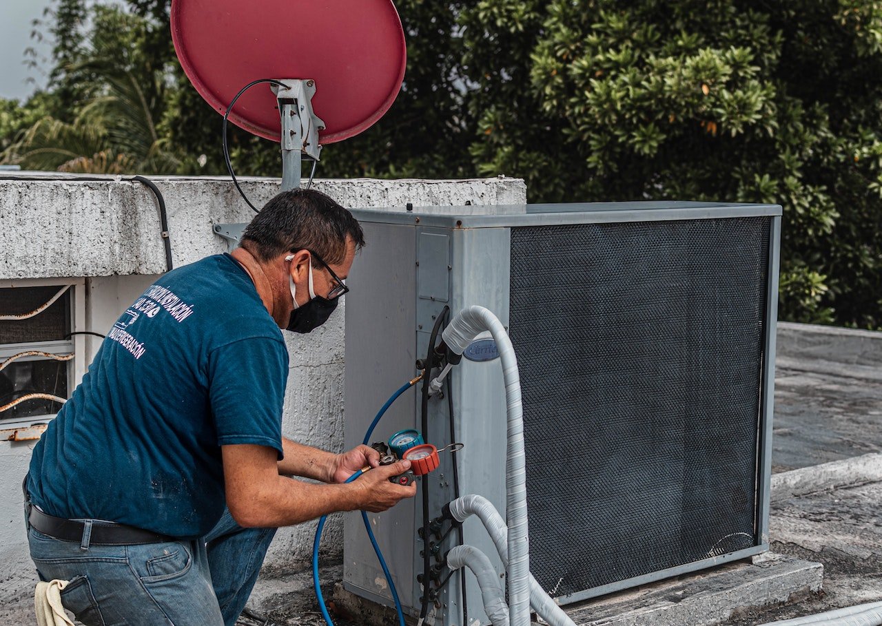 air conditioner technician